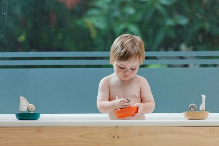 Żaglówka z pingwinem, zabawka do kąpieli , Plan Toys 5711