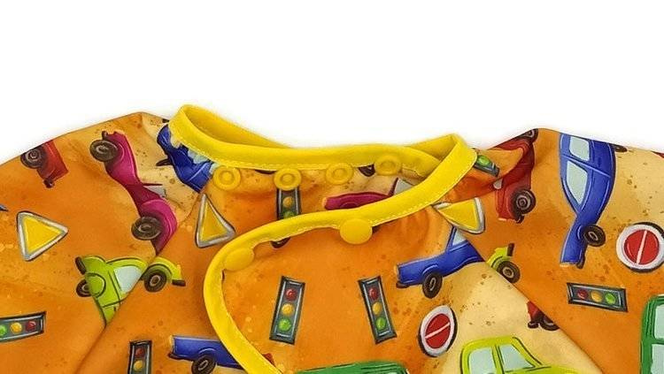 Śliniak fartuszek z rękawami - AUTA